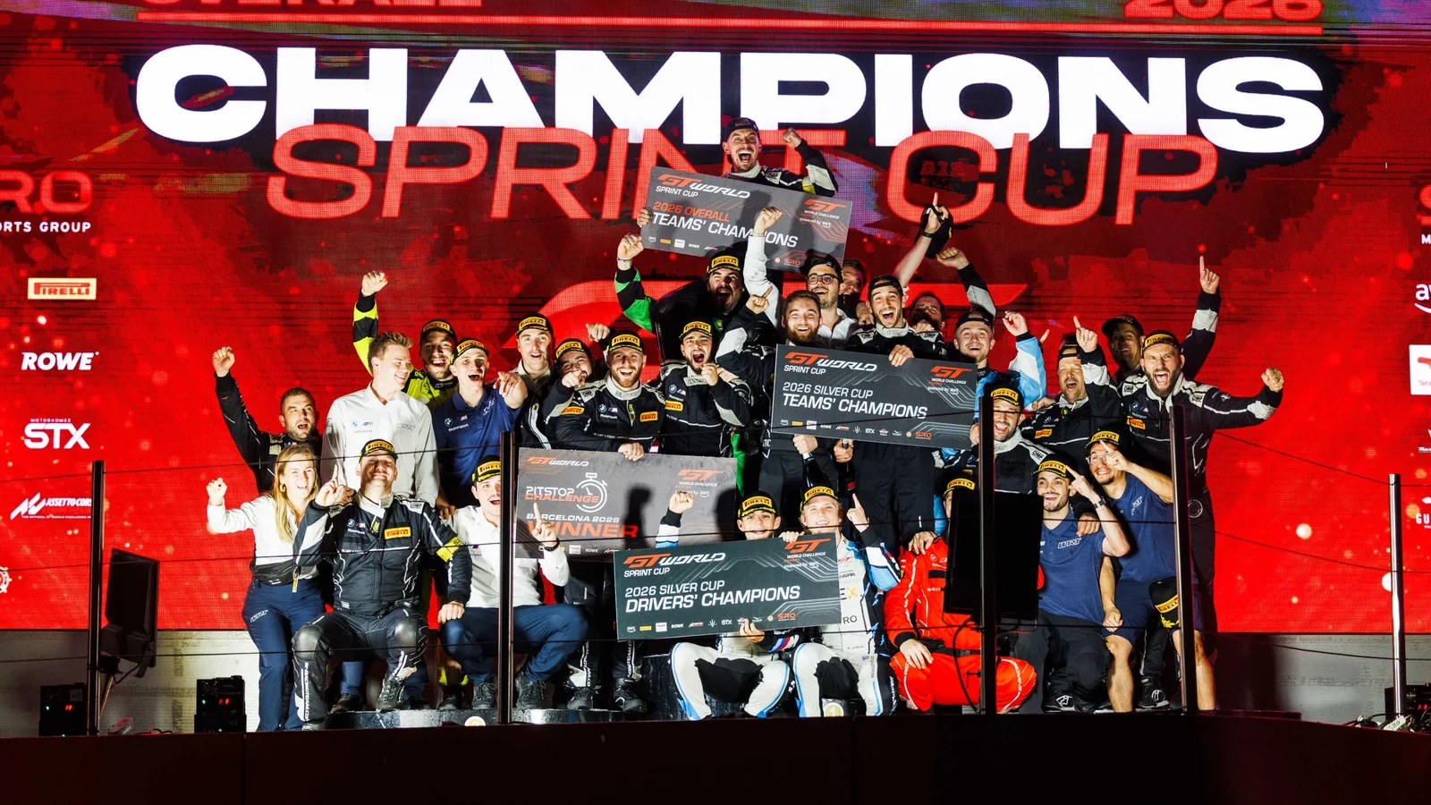 Echipa Team WRT sărbătorește pe podium titlul de campioană la echipe în Sprint Cup, alături de BMW M Motorsport.