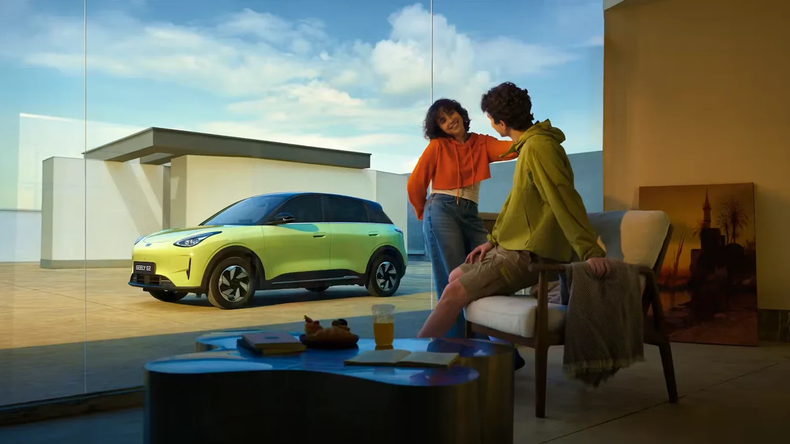 Geely E2 verde-galben parcat pe o terasă, privit din interior de doi tineri.