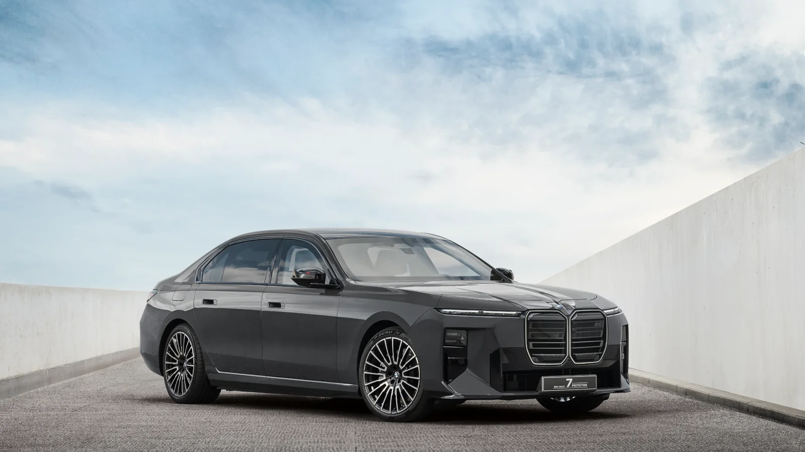 BMW Concept 7 Protection gri, văzut din față și lateral pe o rampă minimalistă.