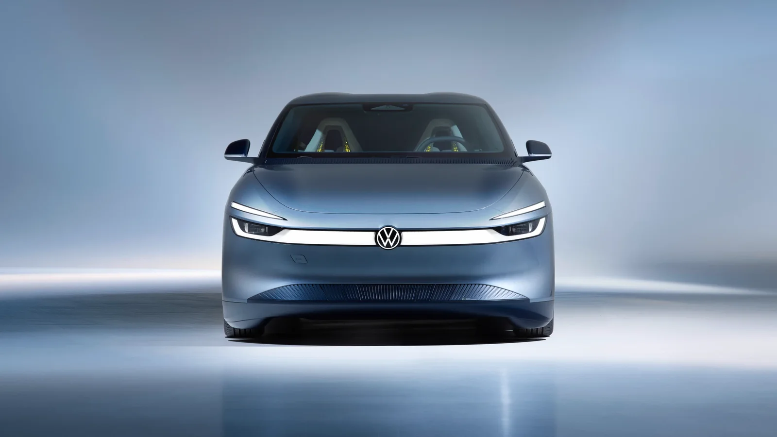 Vedere frontală a prototipului electric Volkswagen Mission Efficiency, cu semnătură luminoasă continuă și sigla VW iluminată.