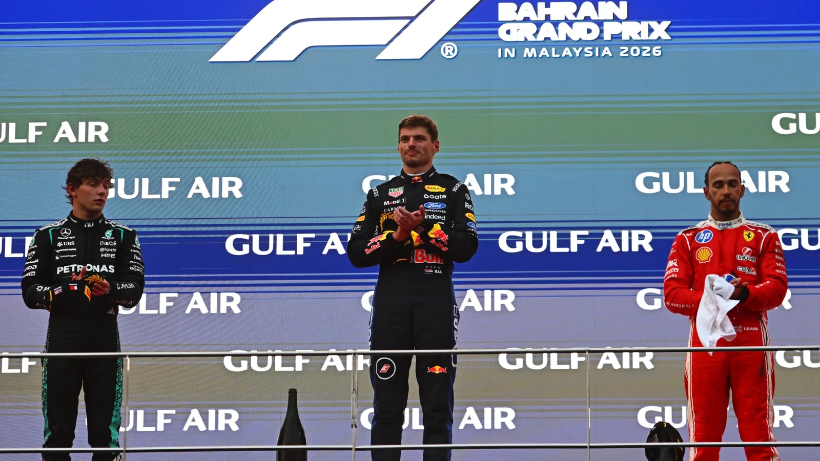 Kimi Antonelli, Max Verstappen și Lewis Hamilton pe podiumul Marelui Premiu al Bahrainului din Malaezia, ediția 2026.