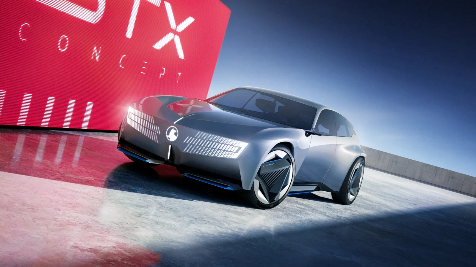 Vauxhall STX Concept argintiu, fotografiat din față, cu noua emblemă Griffin iluminată.