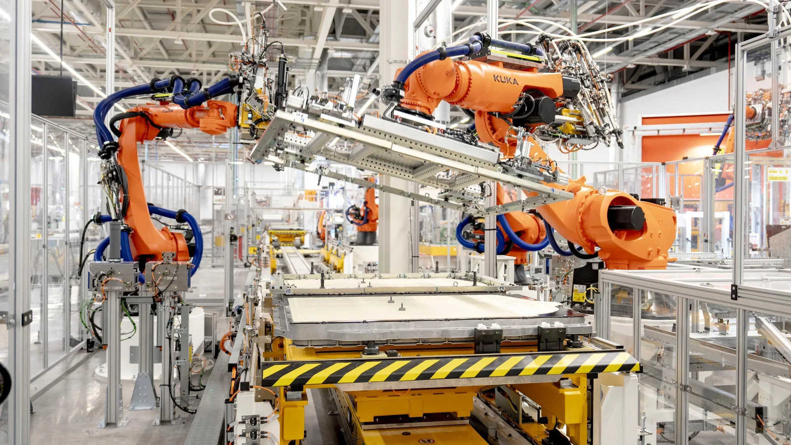 Roboți industriali KUKA într-o zonă automatizată a fabricii SEAT și CUPRA din Martorell.