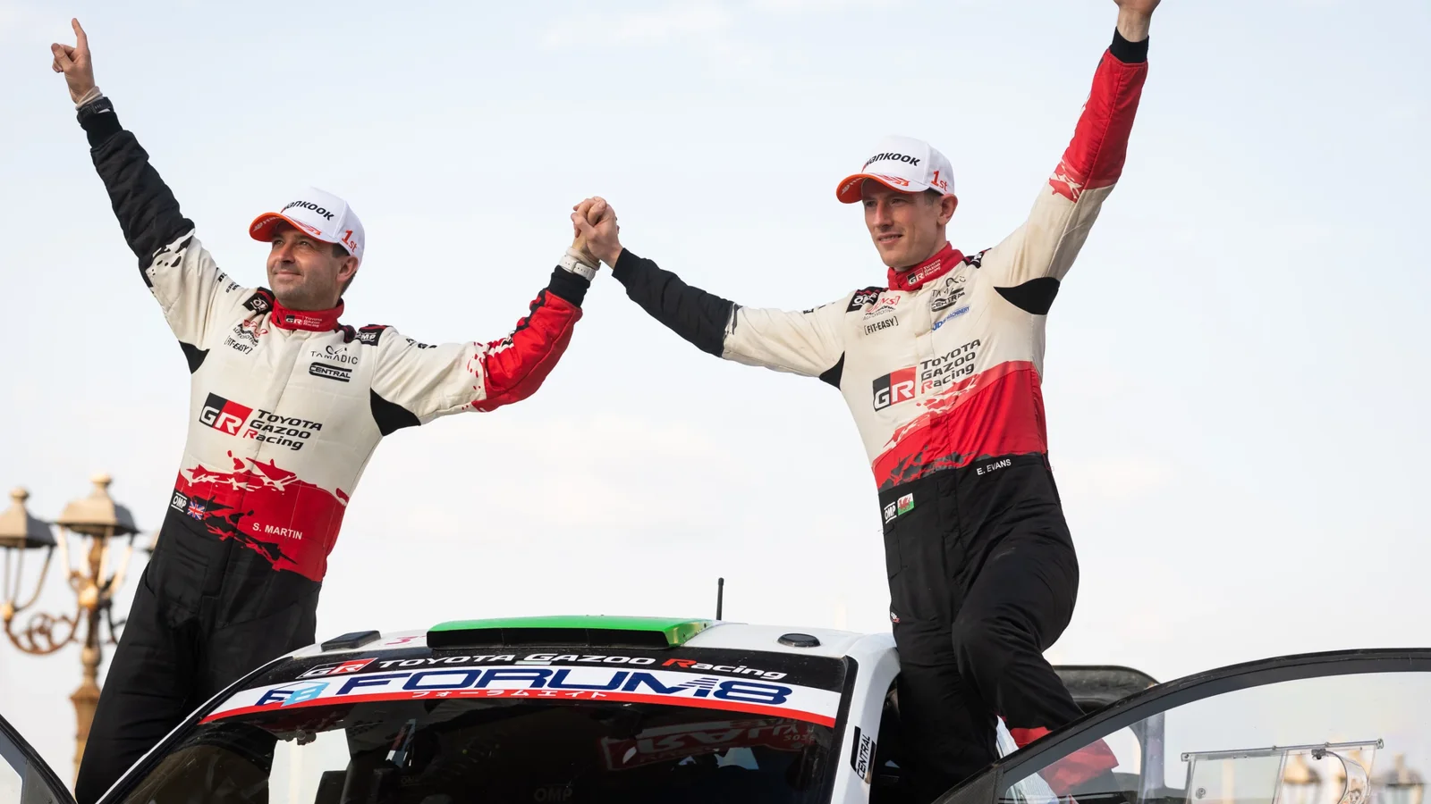 Elfyn Evans și Scott Martin sărbătoresc titlul mondial WRC 2026 pe plafonul Toyota GR Yaris Rally1.