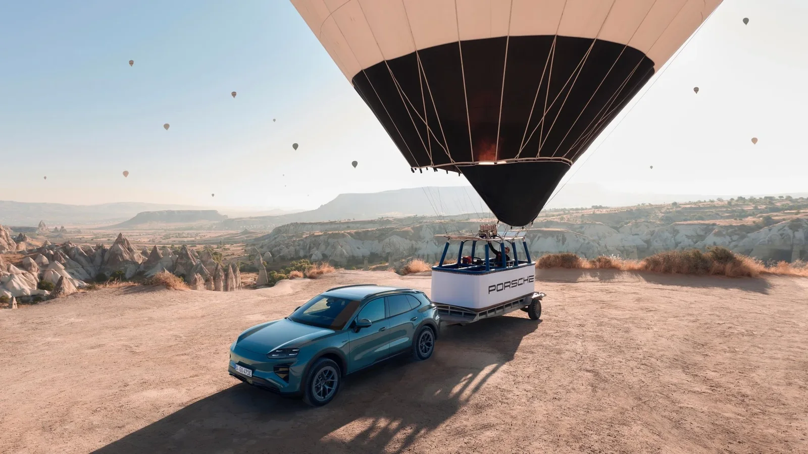 Porsche Cayenne Electric tractează remorca unui balon cu aer cald Porsche, în Cappadocia
