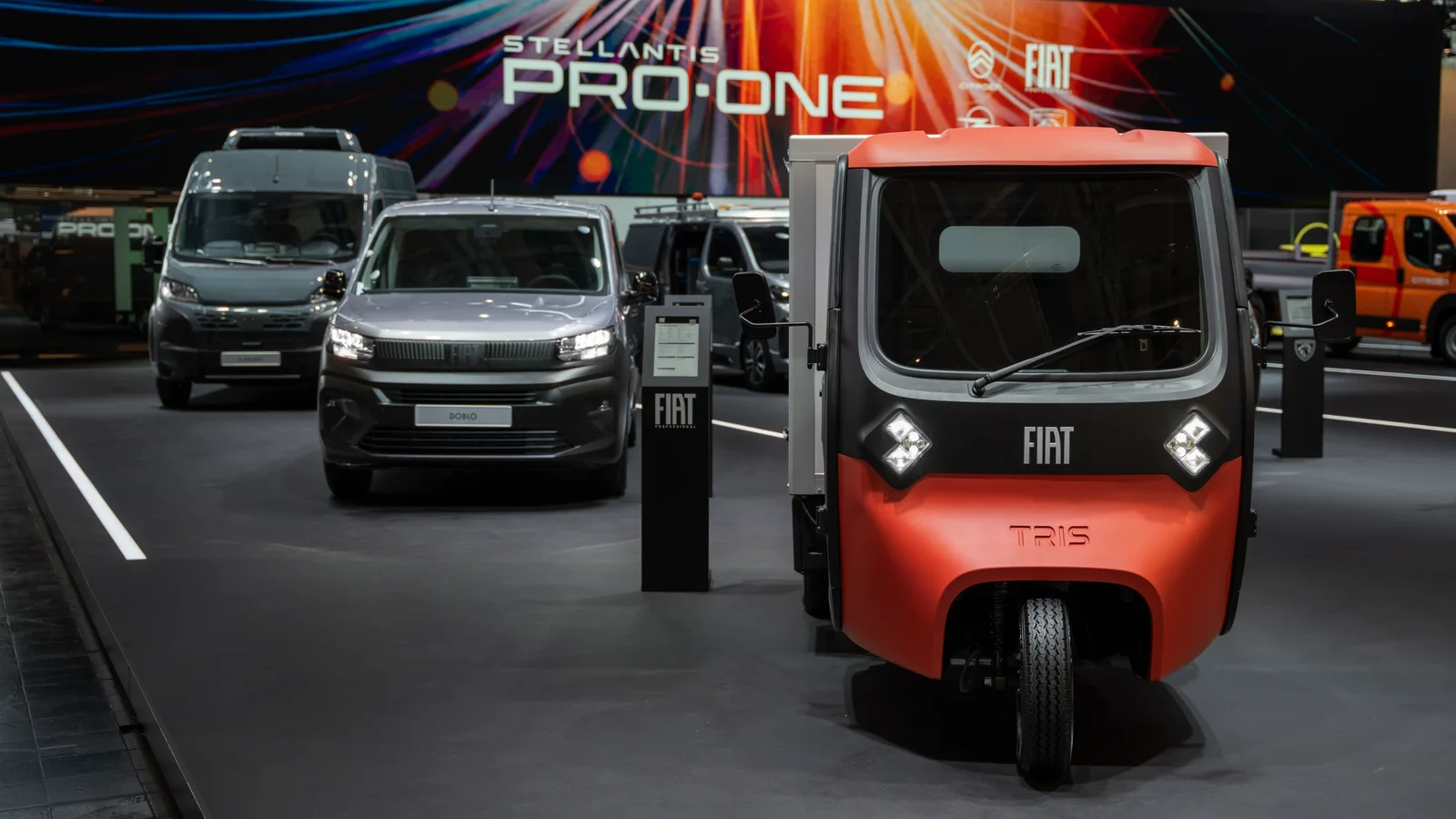 Fiat TRIS electric expus în fața utilitarelor Doblò și Ducato, la standul Stellantis Pro One din Hanovra.