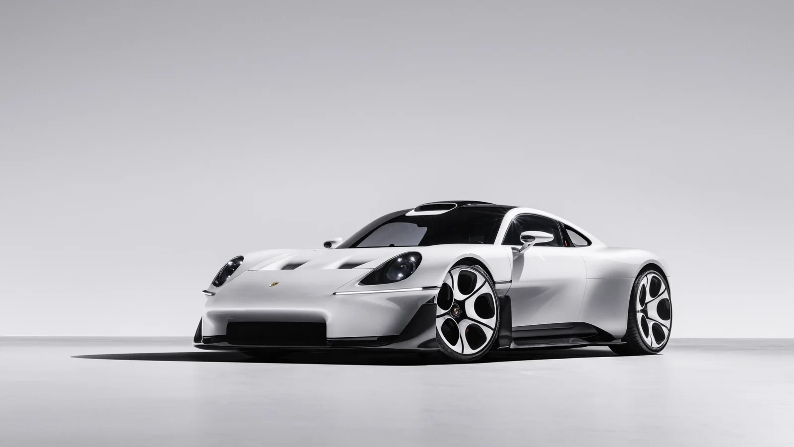 Porsche Mission S argintiu, văzut din față și lateral într-un studio.