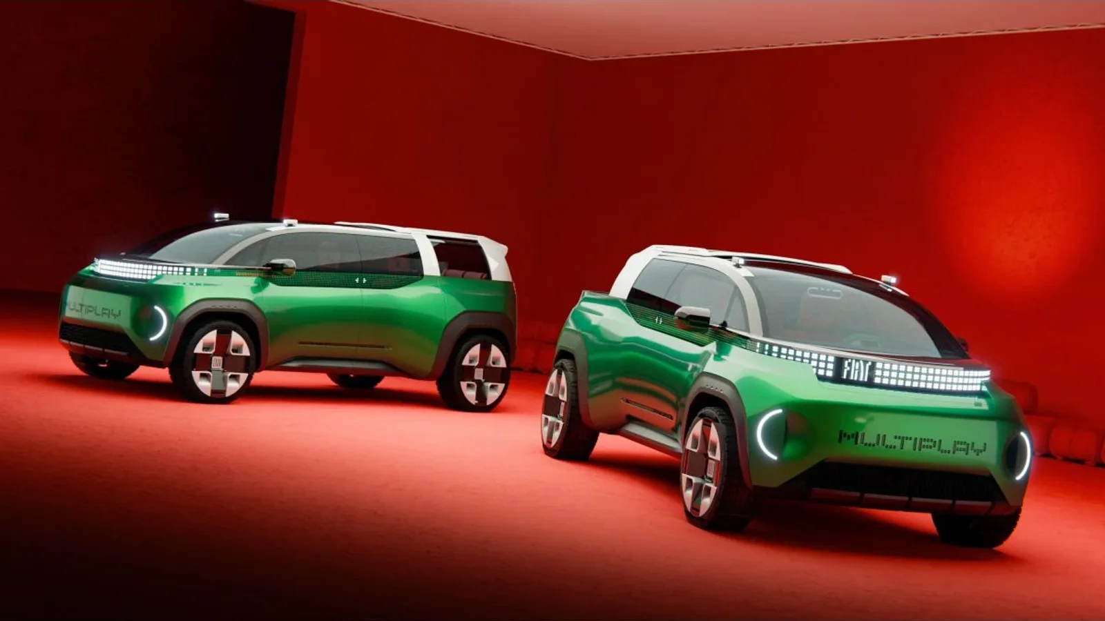 Două concepte Fiat Multiplay verzi, prezentate într-un decor roșu, unul văzut din față și unul din spate-lateral.