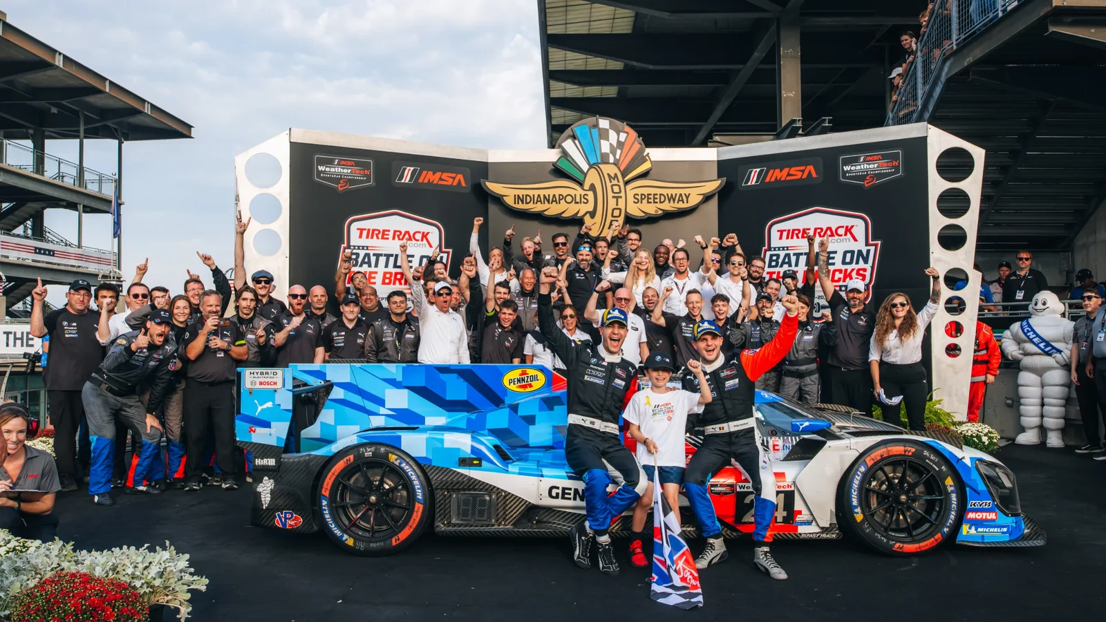 Echipa BMW M Team WRT sărbătorește victoria de la Indianapolis alături de prototipul BMW M Hybrid V8.
