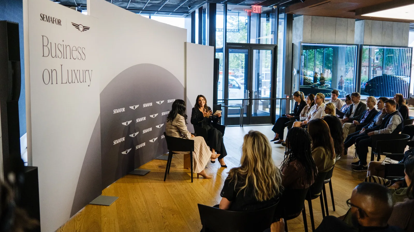 Participanți la evenimentul Semafor Business on Luxury, organizat la Genesis House din New York.