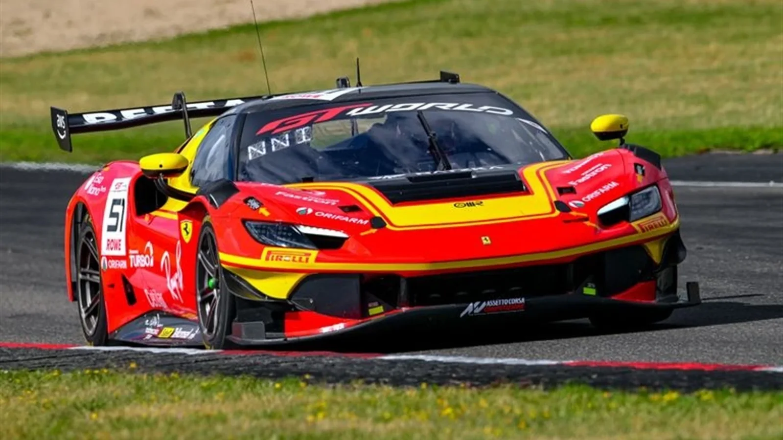 Ferrari 296 GT3 în culorile roșu și galben, în acțiune pe circuit.