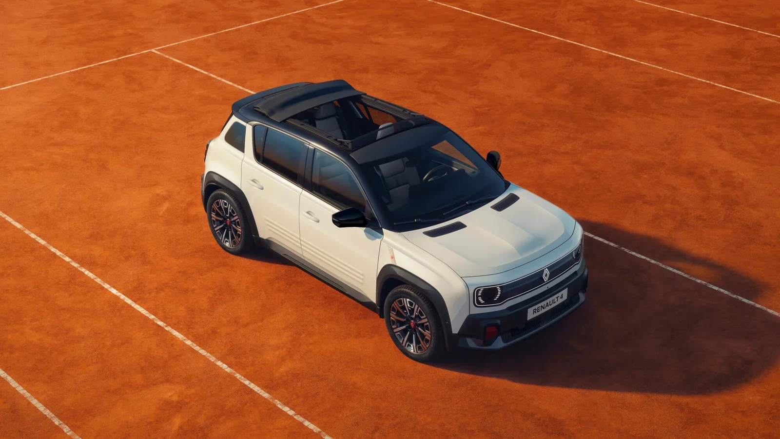 Renault 4 E-Tech electric alb, văzut de sus pe un teren de tenis, cu plafon textil Plein Sud deschis.