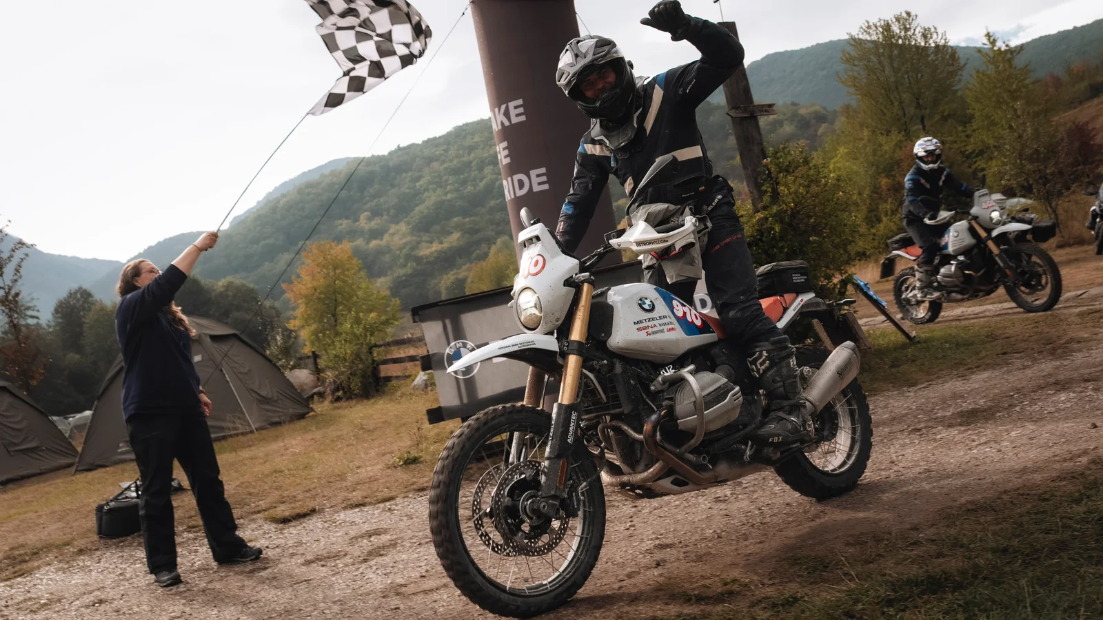Motociclist BMW trece linia de sosire într-o probă off-road, în Carpații României.