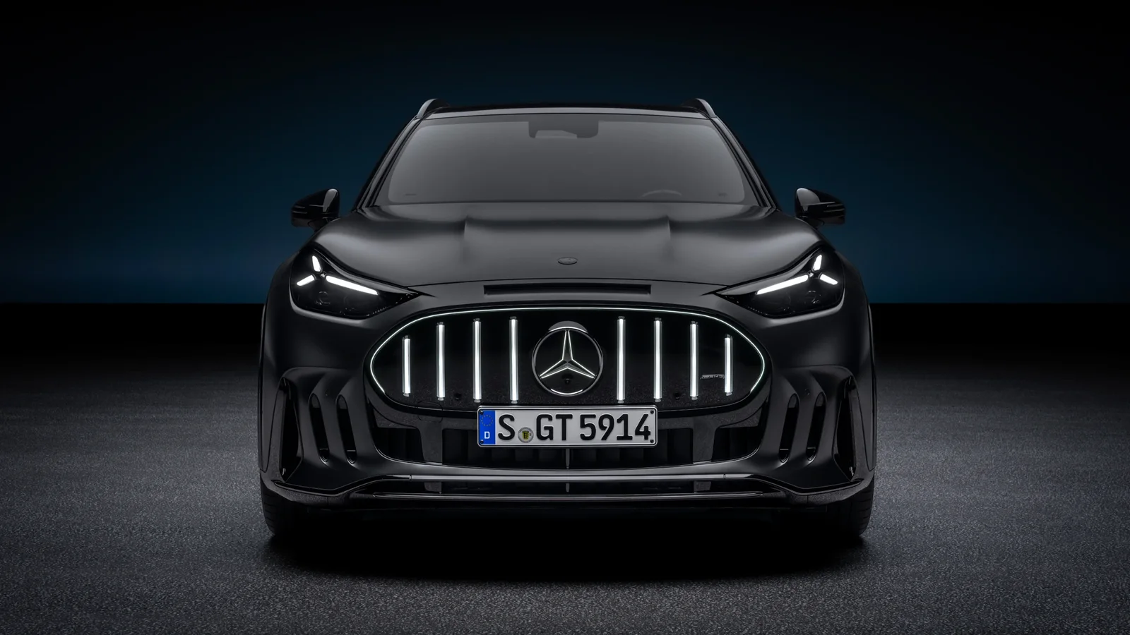 Mercedes-AMG GT SUV negru, văzut din față, iluminat pe un fundal întunecat, cu faruri LED subțiri și grilă verticală emblematică Mercedes-Benz, prezentând un design agresiv și modern.