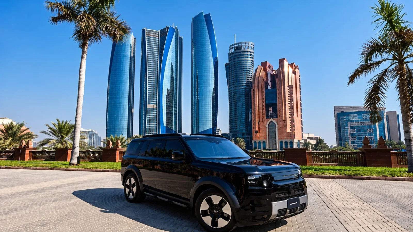 SUV Freelander negru parcat în fața zgârie-norilor din Abu Dhabi, încadrat de palmieri.