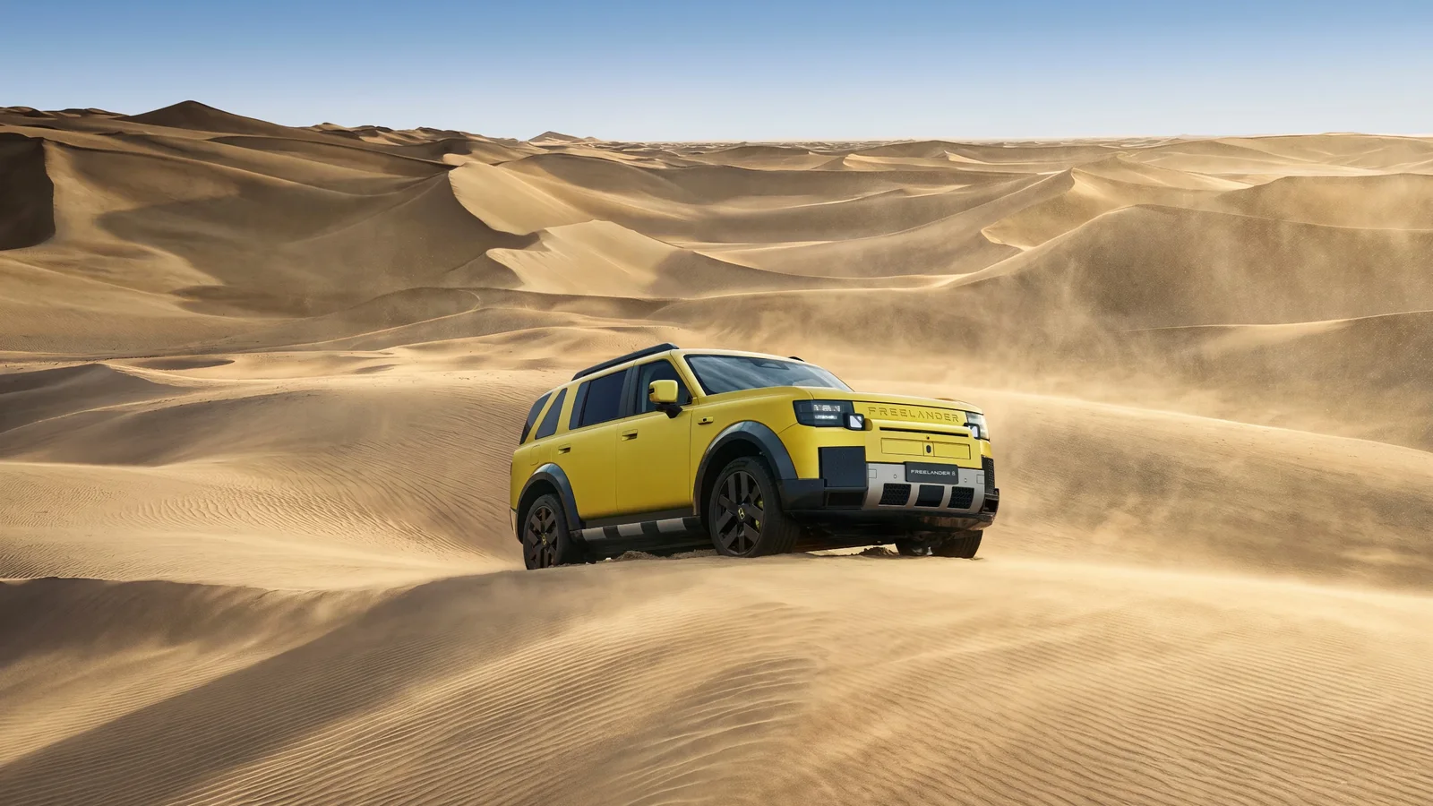 Freelander 8 galben, fotografiat pe dunele unui deșert.