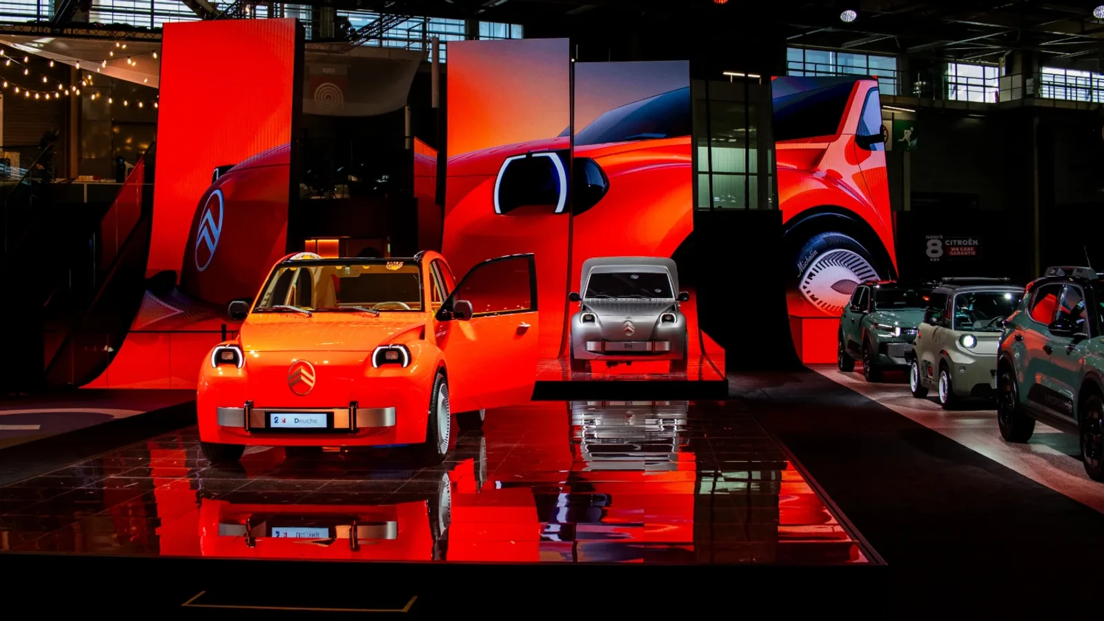 Standul Citroën de la Salonul Auto de la Paris, cu noul 2 CV portocaliu, monopostul de Formula E și mai multe modele ale mărcii.