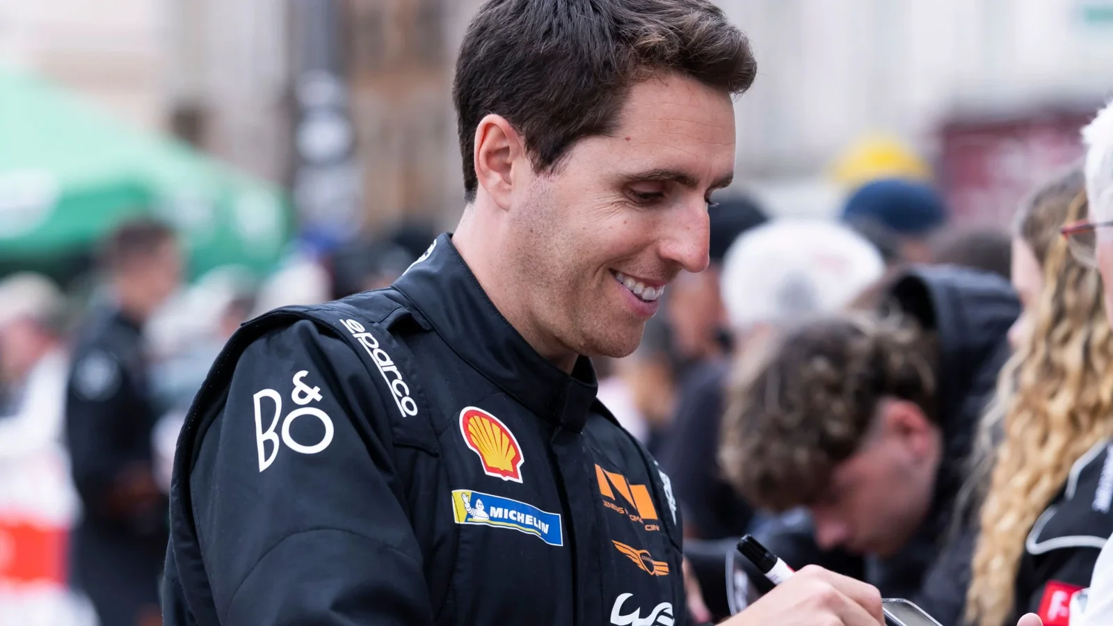 Dani Juncadella oferă un autograf fanilor în paddock.