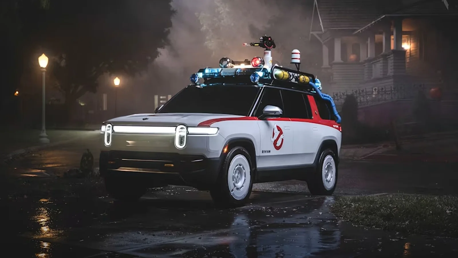 Rivian Ecto-R1, inspirat de mașina Ghostbusters Ecto-1, expus în fața unei case decorate de Halloween.