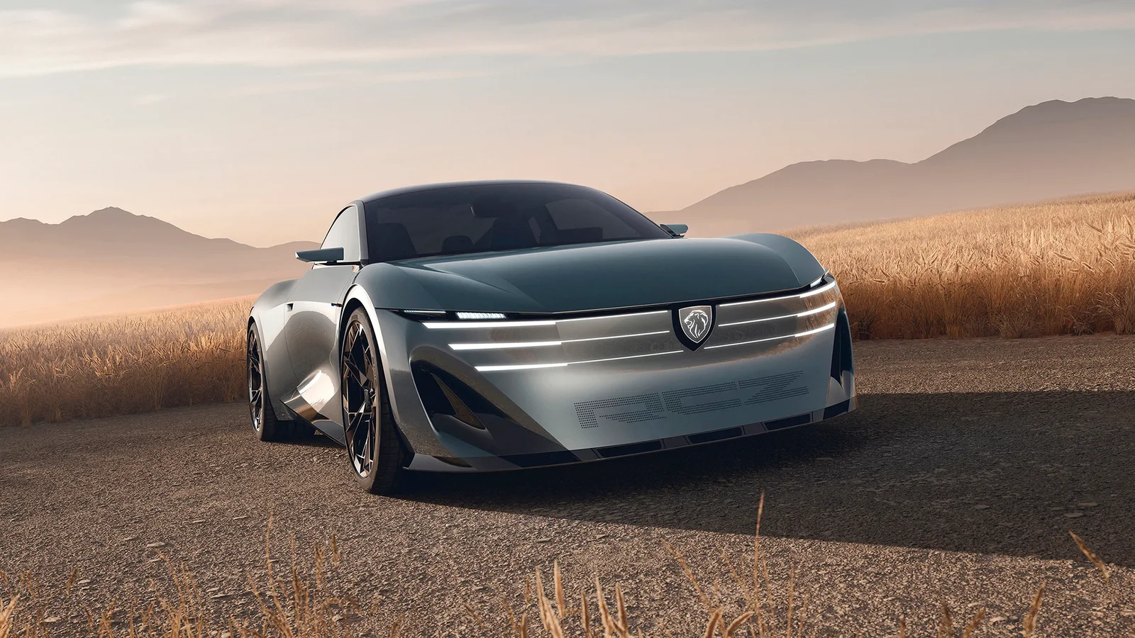 Peugeot RCZ Vision argintiu, fotografiat din față pe un drum rural, cu noua semnătură luminoasă orizontală.