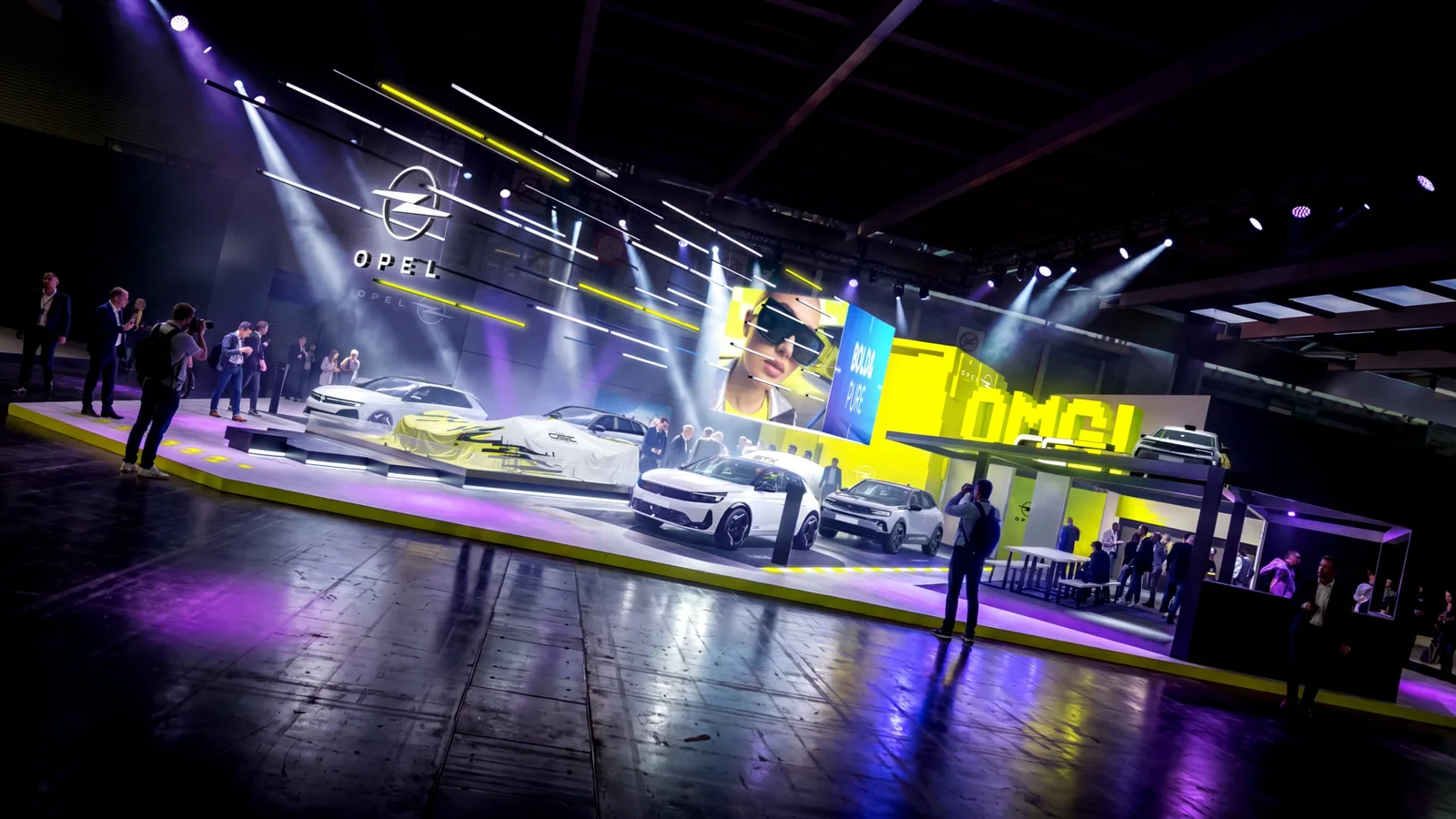 Standul Opel de la Mondial de l’Auto Paris 2026, cu modele electrificate expuse pe o scenă inspirată de autostradă.