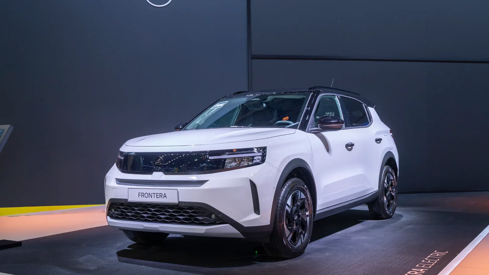 Opel Frontera Electric alb, expus la standul Opel.