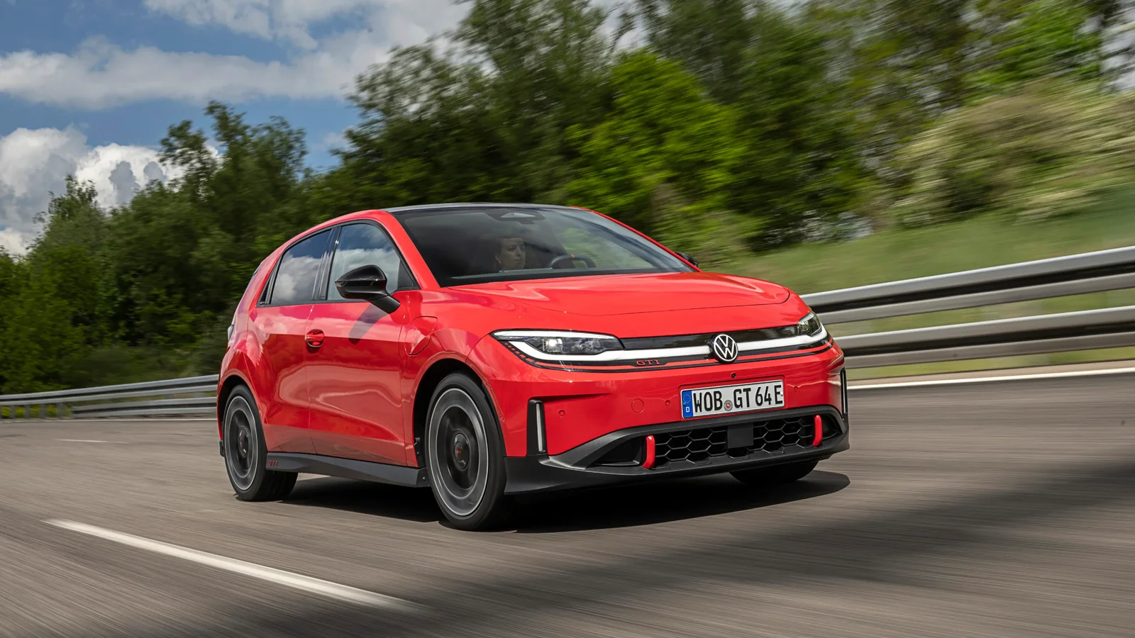 Volkswagen ID. Polo GTI roșu, fotografiat din față în timpul rulării pe un drum virajat.