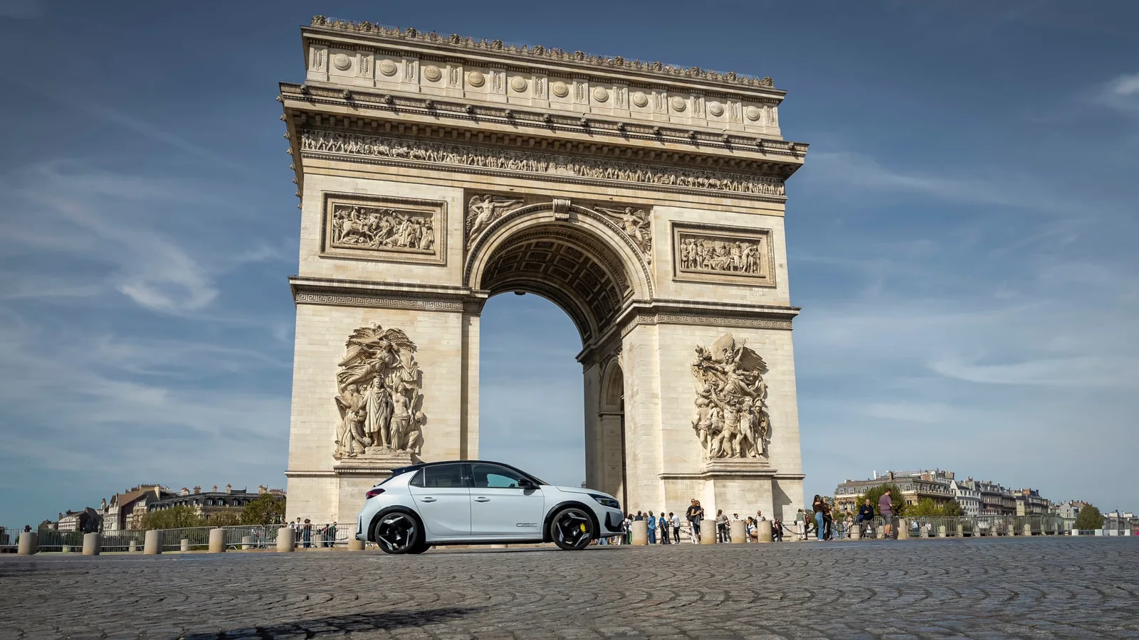 Opel Corsa GSE alb, fotografiat în fața Arcului de Triumf din Paris.