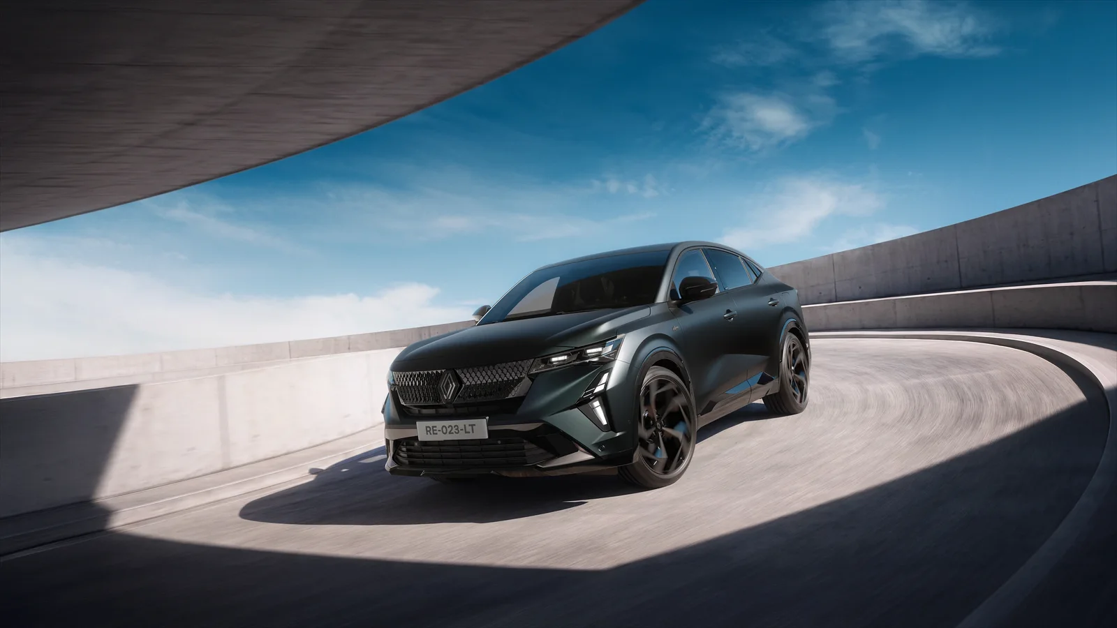 Noul Renault Rafale Hyptronic privit din fata dreapta