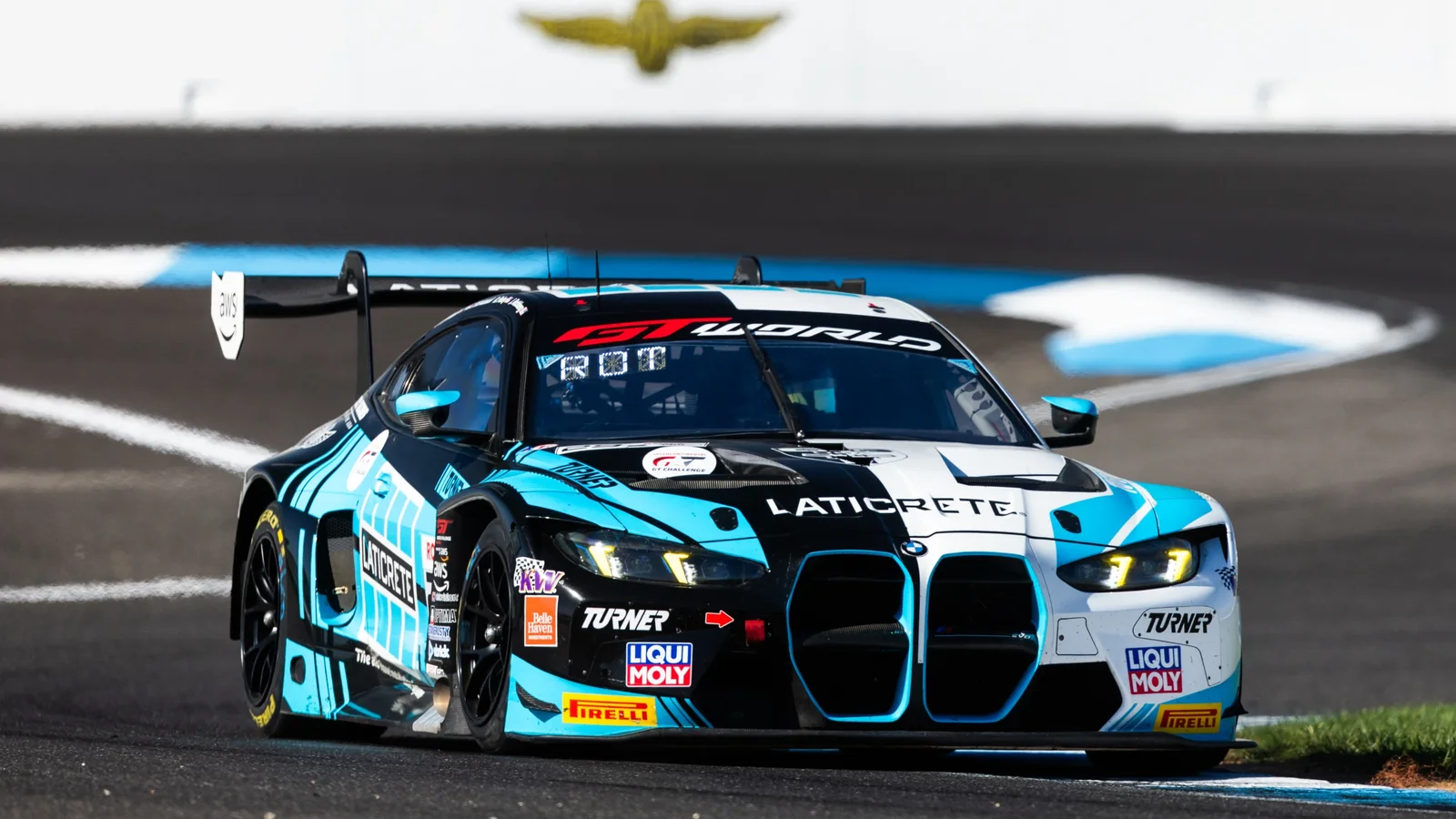 BMW M4 GT3 Laticrete în acțiune pe circuitul Indianapolis Motor Speedway.