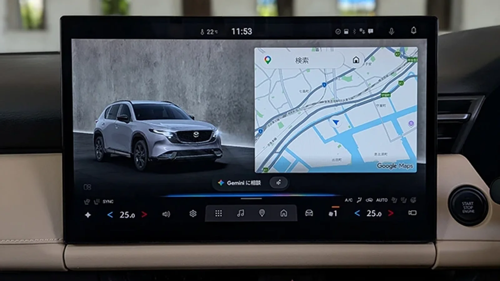 Display central de bord cu ecran lat și interfață Google integrată, prezentând pe ecranul stâng o imagine a unui Mazda CX-5 alb, iar pe ecranul drept o hartă de navigație, interior cu tapițerie bej și detalii negre.