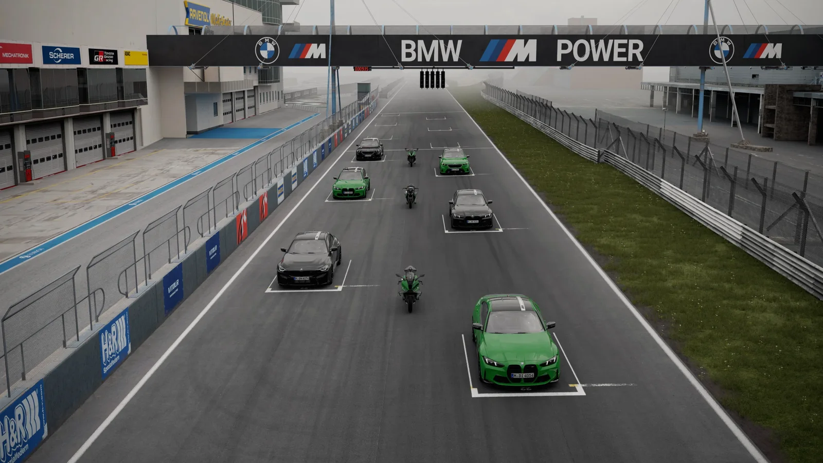 Modele BMW M și motociclete BMW Motorrad aliniate pe linia de start a circuitului Nürburgring.