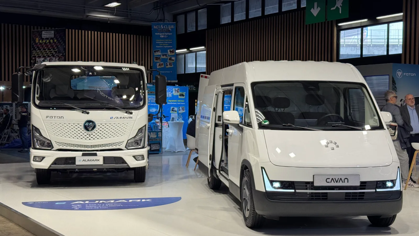 Camionul electric Foton eAumark și autoutilitara Cavan expuse la standul Foton.