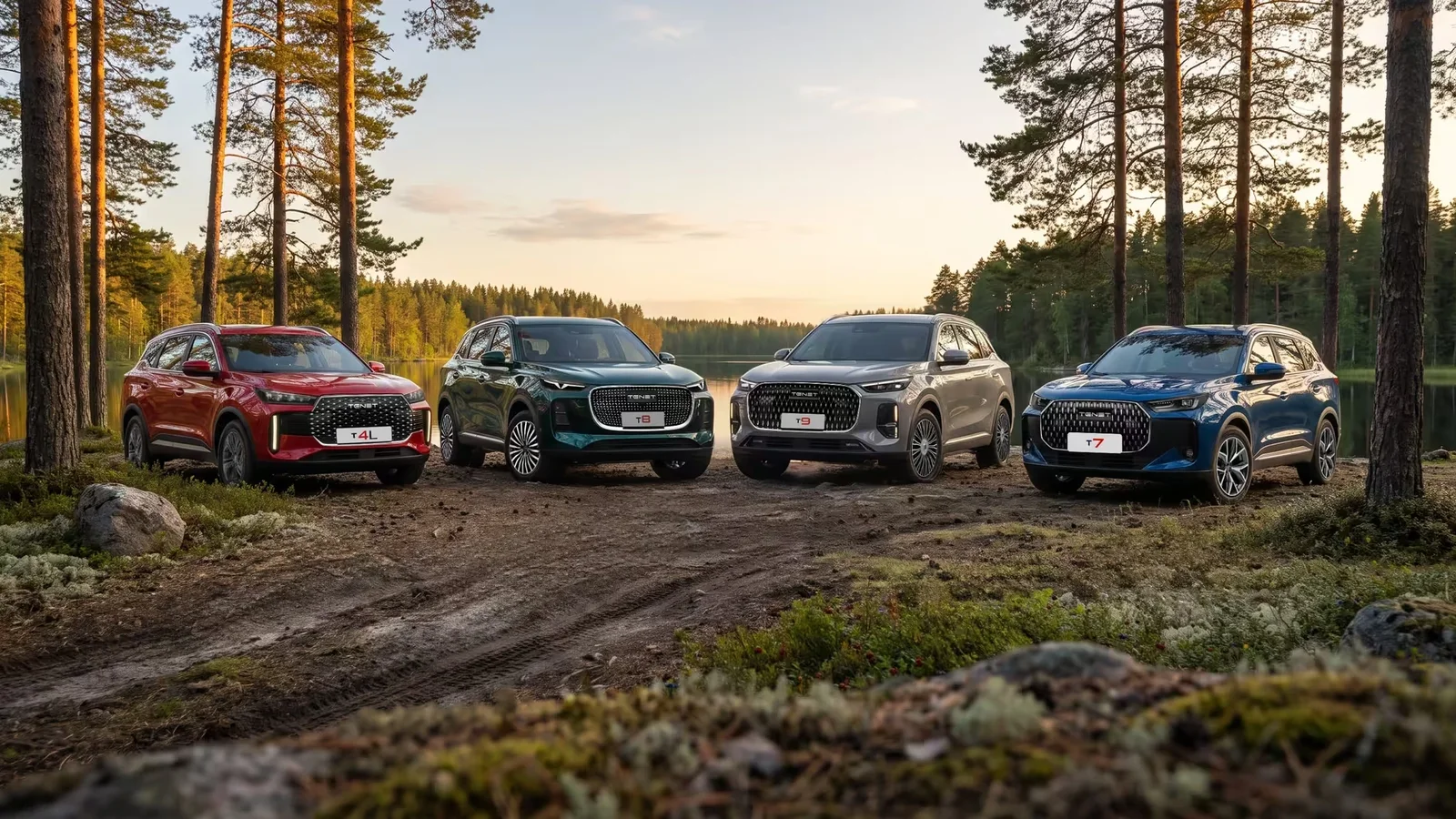 Patru SUV-uri TENET, modelele T4L, T7, T8 și T9, aliniate pe un drum de pământ într-o pădure cu pini, văzute din față, sub lumină naturală de apus, cu cer senin și mulțime de copaci în fundal.