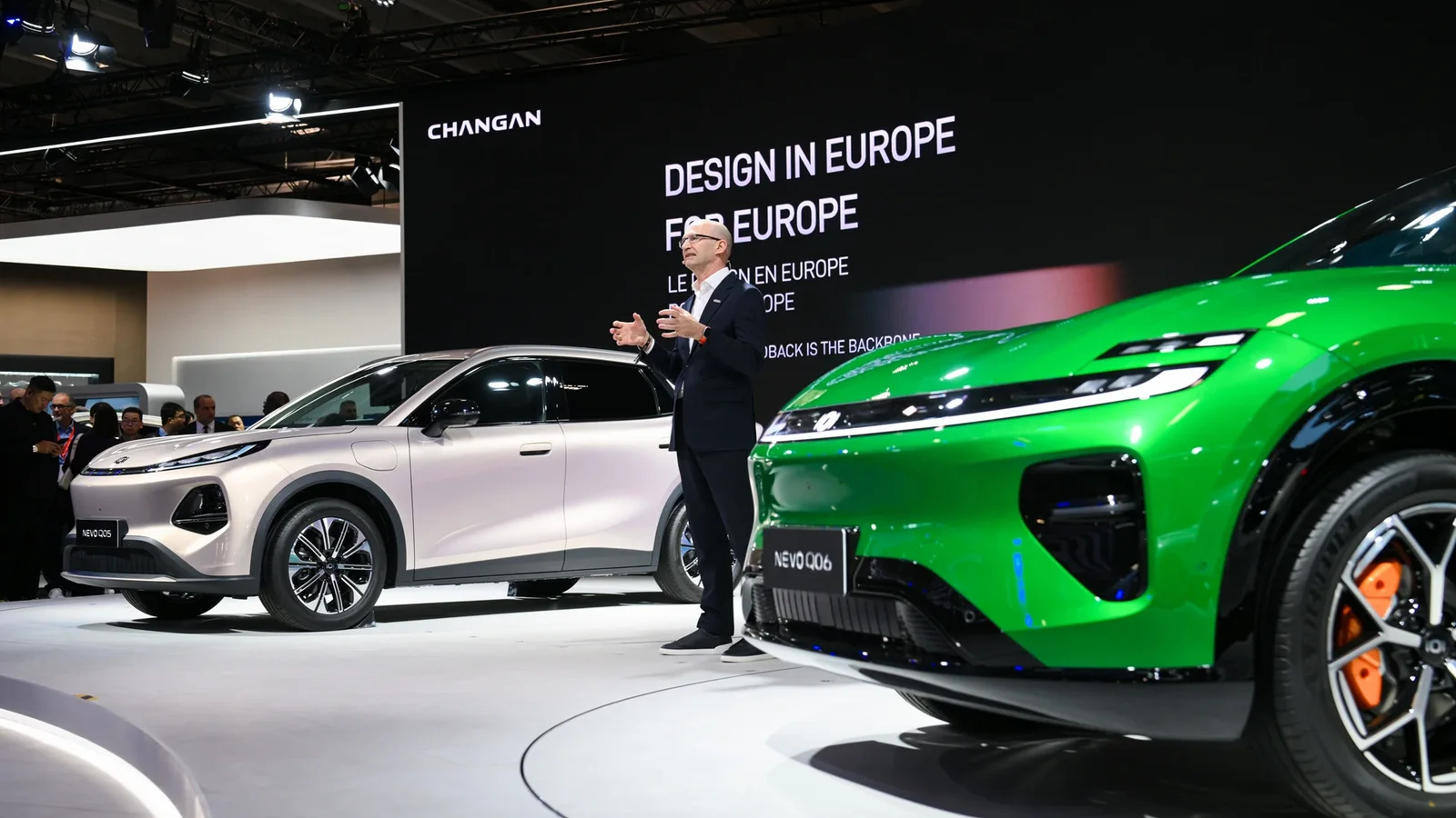 Prezentare Changan la un salon auto european, cu modelele NEVO Q05 și Q06 expuse pe scenă.