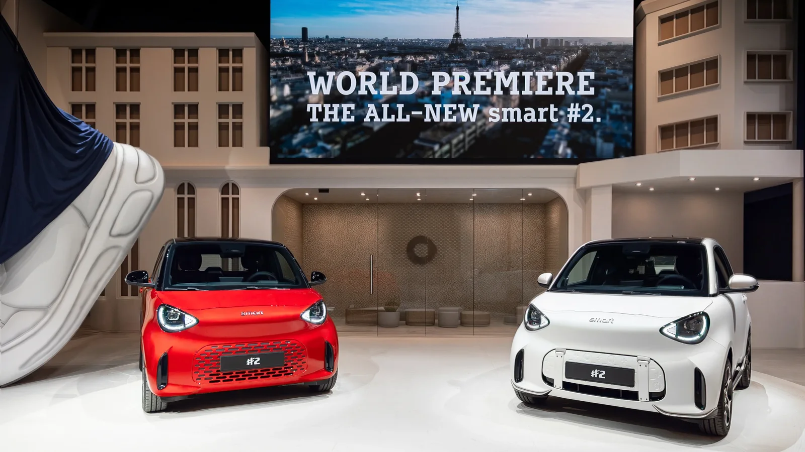 Două exemplare smart #2, roșu și alb, expuse la premiera mondială de la Salonul Auto de la Paris 2026.