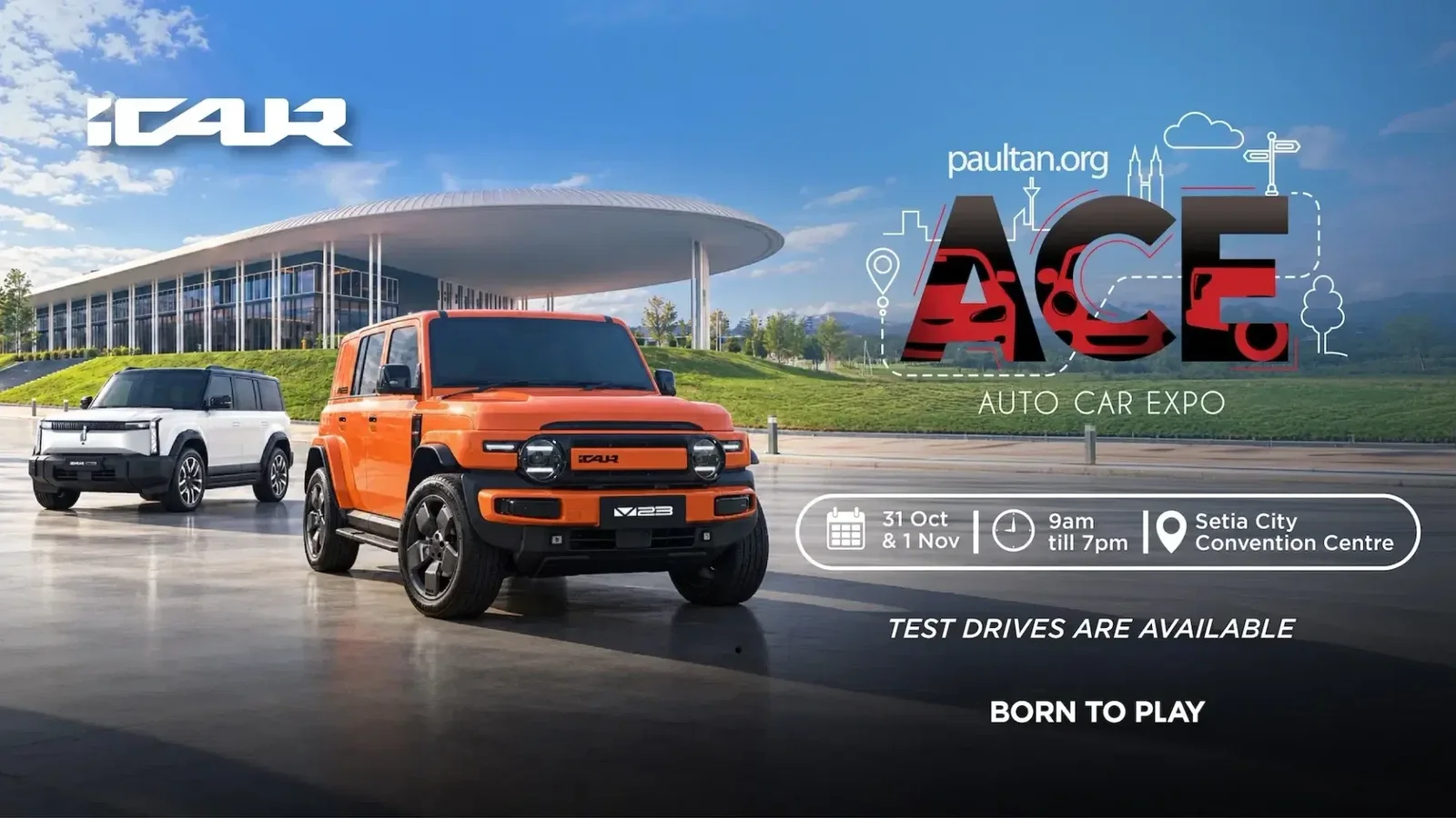 În prim-plan, un SUV iCAUR V23 portocaliu și un model iCAUR 03 alb, ambele parcate pe o platformă modernă sub cer albastru. În fundal se vede o clădire cu acoperiș curbat, logo-ul iCAUR și mesajul despre Auto Car Expo în Malaezia, văzut dintr-un unghi frontal-oblic.