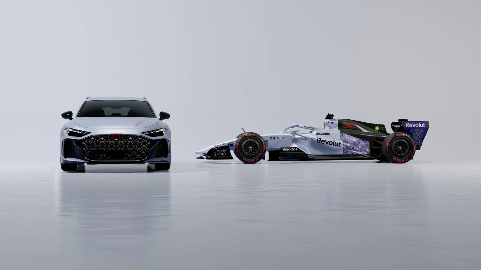 Audi RS 5 și monopostul Audi R26 de Formula 1, prezentate împreună într-un studio.