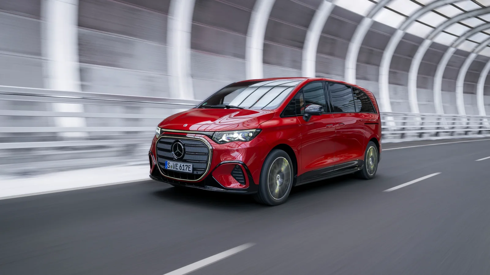 Mercedes-Benz VLE electric roșu, surprins în mers într-un tunel modern.