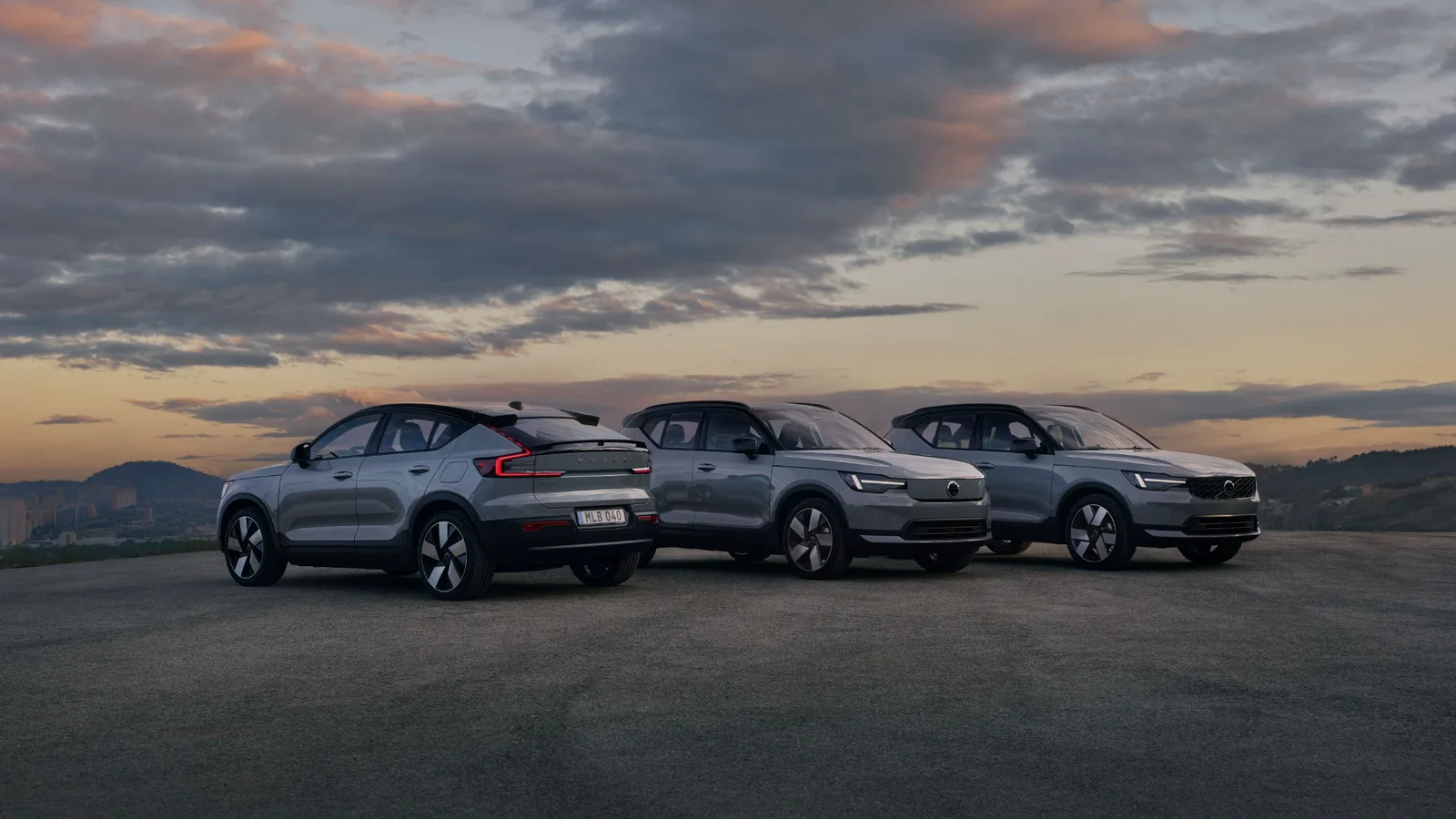 Volvo EC40, EX40 și XC40, parcate împreună pe un platou la apus.