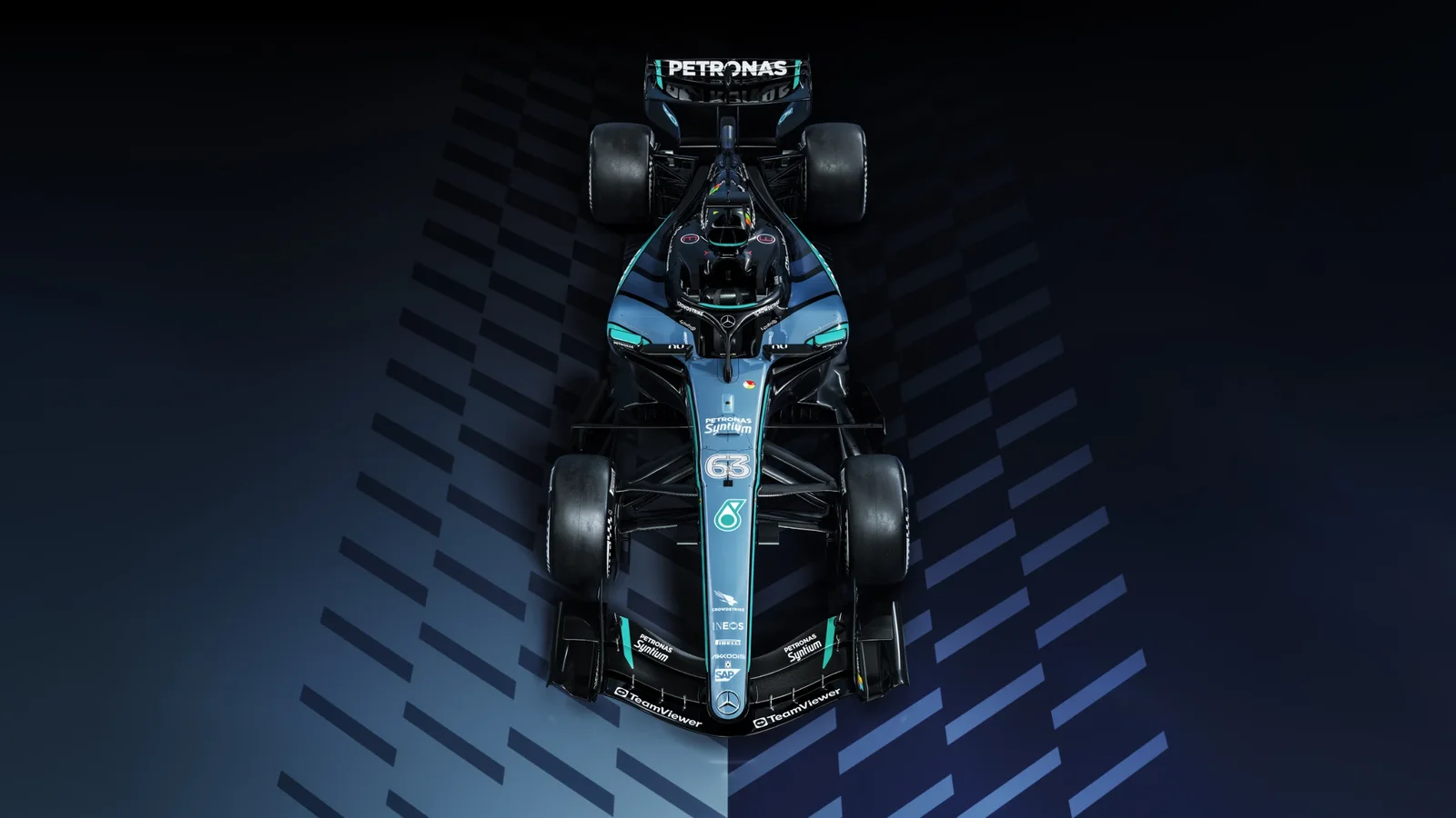 Monopost Mercedes-AMG PETRONAS F1 W17 E PERFORMANCE văzut de sus, pe fundal întunecat cu accente albastre, cu livrea MANUFAKTUR în nuanțe de albastru închis și negru, elemente aerodinamice și anvelope slick vizibile, iluminat soft central.