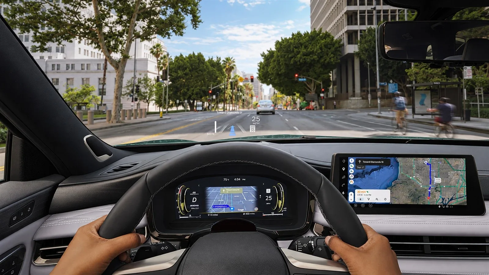 Interior Infiniti văzut de la volan, cu head-up display și navigație pe ecran, pe un bulevard urban.